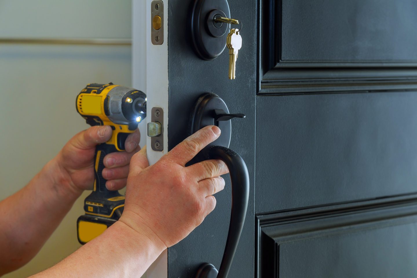 closeup-of-a-professional-locksmith-installing-a-new-lock-on-a-house-exterior-door-with-the-inside-e1696769086563.jpg closeup-of-a-professional-locksmith-installing-a-new-lock-on-a-house-exterior-door-with-the-inside-e1696769086563.jpg